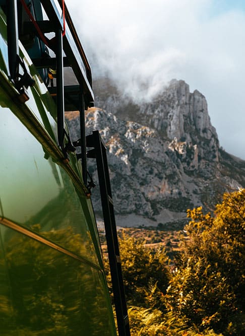 Van aménagé sur une route de montagne